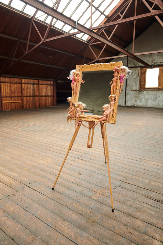 Man in the mirror — Wenda Douma (es)